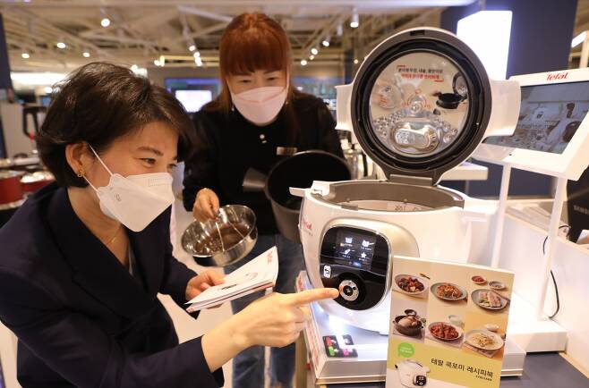 롯데백화점 광주점 9층 테팔매장에서는 버튼 하나로 요리를 완성할 수 있는 ‘쿡포미’제품을 선보이고 있다/사진=롯데쇼핑 제공.