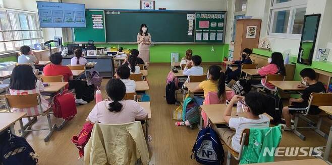[서울=뉴시스] 초등학교 대상 공공디자인 시범 교육 (,사진=한국공예·디자인문화진흥 제공) 2021.09.27. photo@newsis.com