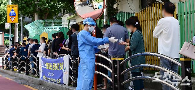 코로나19 선별진료소에서 시민들이 검사를 받기 위해 줄서 기다리고 있다. 황진환 기자