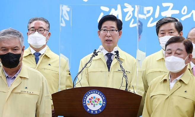 양승조(가운데) 충남지사가 27일 도청 프레스센터에서 기자회견을 열고 도민 100 상생국민지원금 지급을 발표했다.