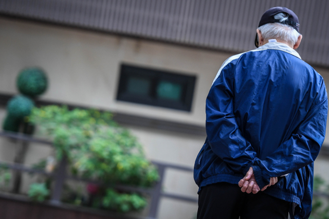 한 노인이 뒷짐을 지고 서 있다. /서울경제DB