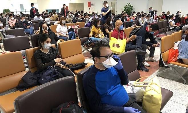 하노이 노이바이 공항에서 코로나 검사를 받기 위해 대기중인 유럽발 입국자들  [VN익스프레스 사이트 캡처. 재판매 및 DB 금지]