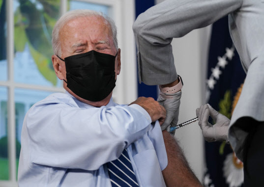 조 바이든 미국 대통령이 27일(현지시간) 코로나19 백신 ‘부스터샷’을 맞고 있다. (사진=워싱턴 EPA·연합뉴스)