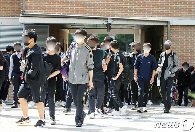 서울 시내 한 중학교에서 학생들이 수업을 마치고 교문을 빠져나가고 있는 모습  © News1 김진환 기자