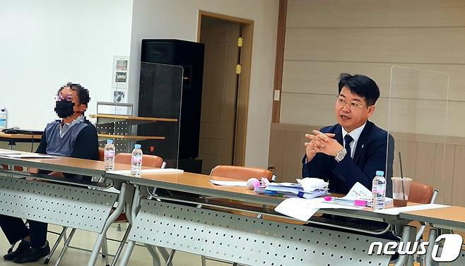 충북 청주에서 성범죄 피해를 호소한 뒤 극단적인 선택을 한 여중생 유족과 충북지방법무사회는 28일 기자회견을 열어 '아동학대범죄의 처벌 등에 관한 특례법' 개정을 요구했다.2021.9.29/© 뉴스1 조준영 기자