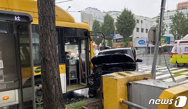 광주 북구 한 교차로에서 시내버스와 코란도 차량이 추돌하는 사고가 발생해 소방대원들이 운전자들을 구조하고 있다. 뉴스1 자료사진./뉴스1 © News1