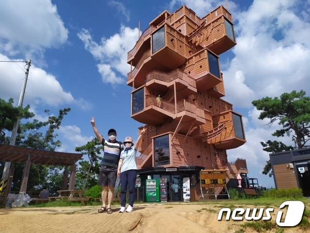 '낭만과 설렘의 시작' 목포 일주일 살기 참여팀이 고하도 전망대에서 찍은 사진© 뉴스1