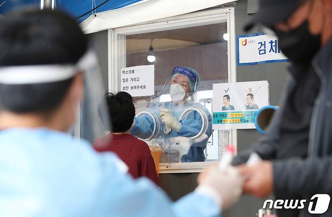 28일 오전 서울 중구 서울역 광장에 마련된 코로나19 임시선별검사소를 찾은 시민들이 검체 검사를 받고 있다.  2021.9.28/뉴스1 © News1 박정호 기자
