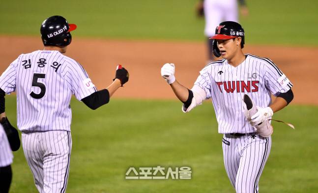 LG 이영빈이 28일 2021프로야구 롯데와 경기 6회말 적시타를 친 후 대주자 김용의와 교체되고 있다. 잠실 | 강영조기자 kanjo@sportsseoul.com