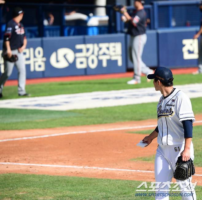 4회초를 마친 두산 선발 최원준이 한화 덕아웃을 향해 불만을 표출하고 있다.