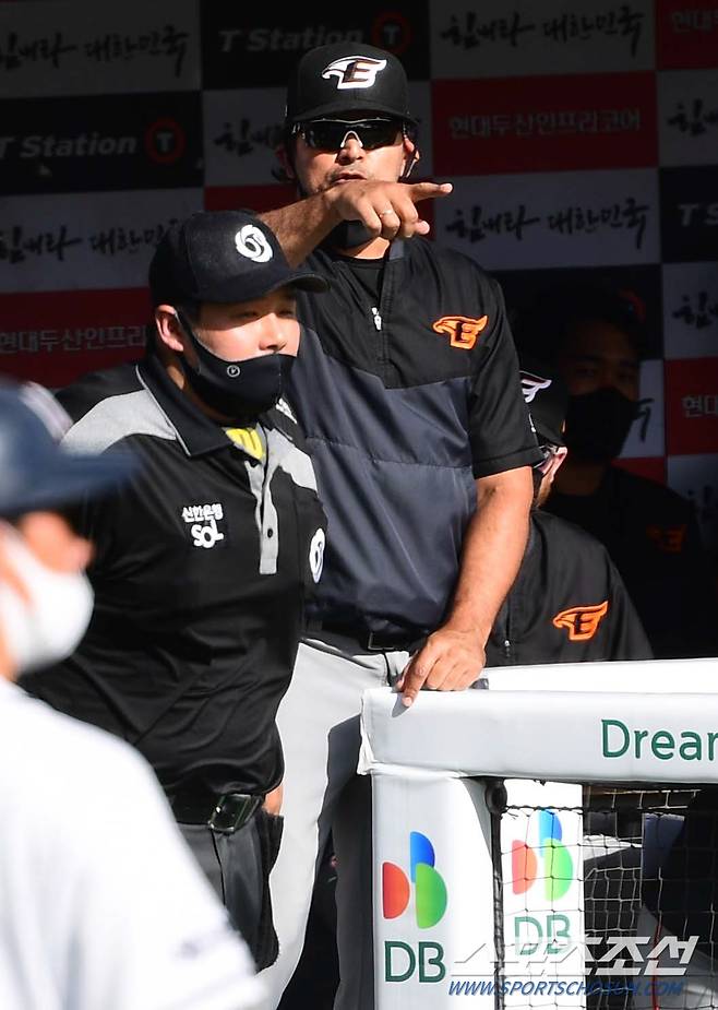 한화 수베로 감독이 자신들이 내는 소리는 '선수들을 응원하는 소리'' 라며 강변하고 있다.