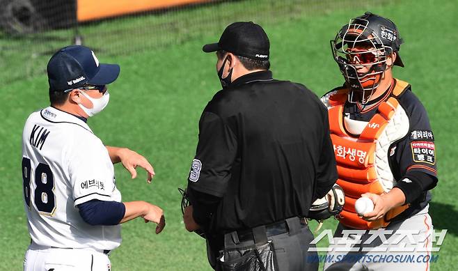 두산 김태형 감독이 선수들의 집중력을 흐트리는 한화 코칭스태프의 소리에 대해 항의 하고 있다.