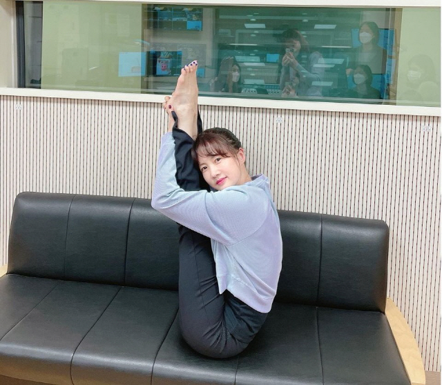 Broadcaster Park So-hyun flaunts stunning Yoo Yeon-seongSBS PowerFM Park So-hyuns Love Game official SNS on the 28th Rasongs cause of heat.Concentrate on pine cones This is the world that has been training for 30 years.I showed my tricks hard in the studio. In the photo, Park So-hyun, who boasts an amazing yoo Yeon-seong, was surprised by the tightness of his legs and belly.The team also admired the viewers as well as the production team, who easily tore their legs. Park So-hyun, who has been in charge for 30 years, has been in charge of his remarkable self-management.On the other hand, Broadcaster Park So-hyun is broadcasting and radioing MBC Everlon Video Star and SBS PowerFM Love Game of Park So-hyun.