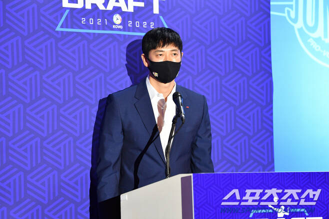한국전력 장병철 감독이 2021-2022 신인 드래프트에서 선수를 호명하고 있다. 사진제공=KOVO
