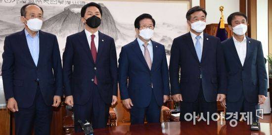 윤호중 더불어민주당 원내대표와 김기현 국민의힘 원내대표가 28일 국회에서 박병석 국회의장 주재로 긴급 회동을 갖고 있다./윤동주 기자 doso7@