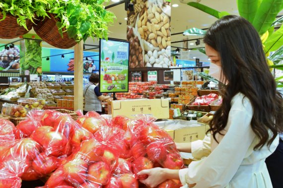 롯데마트가 일부 흠으로 명절 선물세트가 되지 못한 농산물 소비 촉진을 위해 ‘상생 사과·배·인삼’을 선보인다고 28일 밝혔다. 롯데마트 제공.