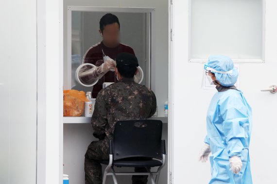 지난 5월 17일 강원 철원군보건소에 마련된 선별진료소에서 군인이 코로나19 검사를 받고 있다. 사진=뉴스1