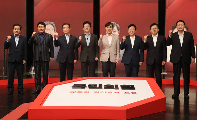 Candidates in the People Power Party presidential primary pose for a photo ahead of a televised debate on Sunday. Hong Joon-pyo stands on the far left, with Yoon Seok-youl on the far right of the lineup. (National Assembly pool photo)