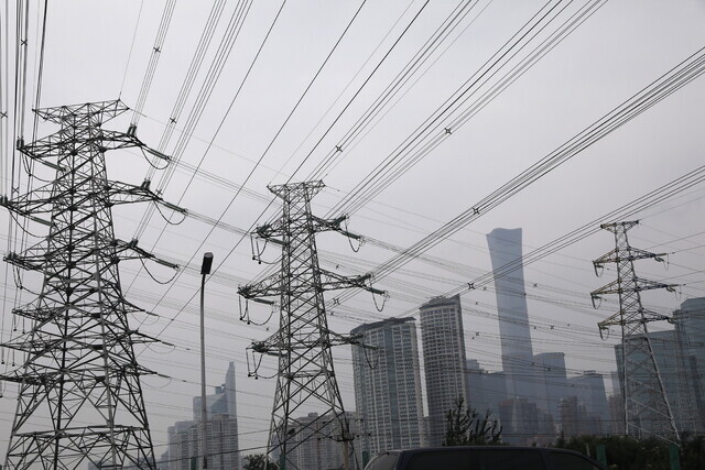 중국 수도 베이징 중심 상업지구 주변에 송전탑이 들어서있다. 베이징/로이터 연합뉴스