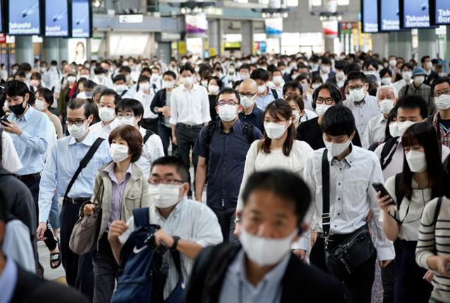 다음 달부터 일본 전역에서 코로나19 긴급사태선언이 해제될 예정인 가운데, 일일 확진자 수가 1만 명을 넘었던 지난 8일 오전 시나가와역에서 많은 인파가 전철로 출근하고 있다. 도쿄=EPA 연합뉴스