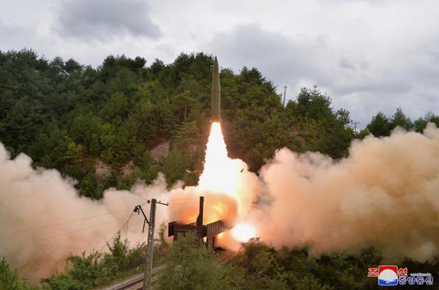북한이 15일 열차를 활용해 탄도미사일을 시험 발사하고 있다. 평양=AP 뉴시스
