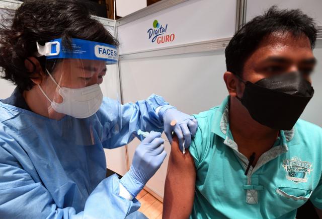 외국인 노동자가 5일 서울 구로구 예방접종센터에서 백신을 접종하고 있다. 공동취재사진, 뉴시스