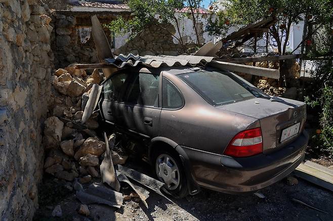 크레타 섬 아르칼로호리 마을의 지진 피해 현장. 집이 무너져 주차된 차량을 덮쳤다. 신화=연합뉴스