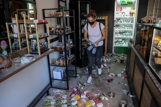크레타 이라클리온 남쪽의 작은 마을 아르칼로호리의 수퍼마켓이 27일 지진으로 상품이 바닥에 떨어져 있다. 신화=연합뉴스