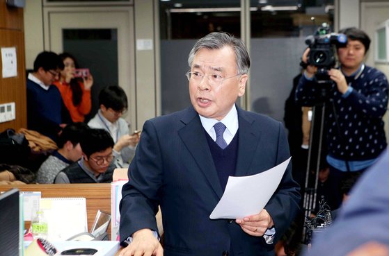 박영수 전 특검이 특검으로 일할 당시 자신이 대표로 있던 법무법인 강남에서 기자회견을 하고 있다. 오종택 기자