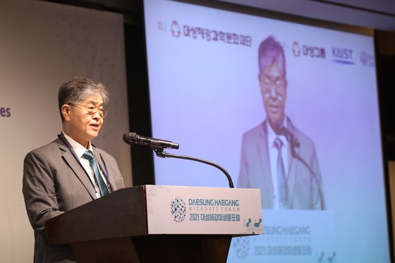 김영훈 대성그룹 회장이 '2021대성해강미생물포럼'에서 환영사를 하고 있다. [사진 대성그룹]