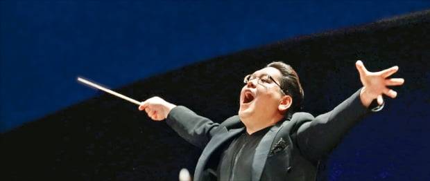 지휘자 이든이 지난 18일 브장송 지휘콩쿠르 결선에서 얀 시벨리우스의 ‘교향곡 5번’을 연주하고 있다. 브장송콩쿠르 제공