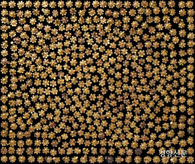 무령왕릉 안에서 확인된 황금 연꽃 모양의 장식. 금함유량은 93.4~94.1%(큰 것)과 98.8~99.5%(작은 것)로 순금(24K)이라 해도 과언이 아니다. 순금 연꽃 668점, 은연꽃 137점 등 805점의 연꽃 장식이 수습됐다.|국립공주박물관 제공
