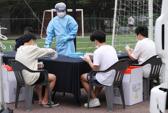 28일 오전 서울 종로구 동성고등학교에서 학생들이 신속 자가분자진단 유전자증폭(신속 PCR) 및 타액을 통한 코로나19 검사를 받고 있다. 사진공동취재단