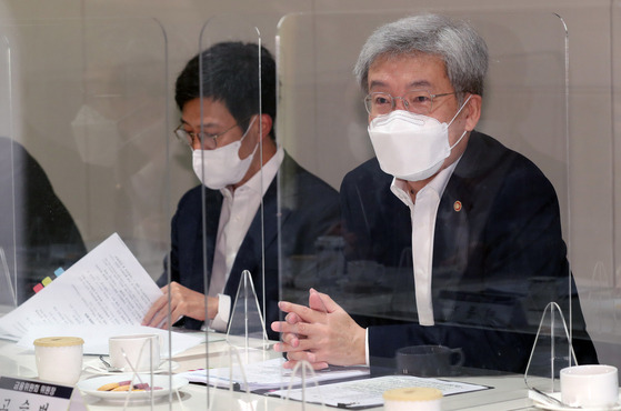 Koh Seung-beom, chairman of the Financial Services Commission (FSC), talks with the heads of financial regulators on Tuesday during a meeting held at the Korea Federation of Banks in central Seoul. [NEWS1]