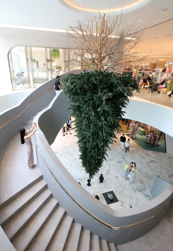 An "upcycled" tree on display at Lotte Department Store’s branch in Dongtan, Gyeonggi. According to Lotte Department Store, the tree is artwork by artist Im Jung-joo. It is part of a series titled “Noneloquent.” Some 100 artworks are on display, including a painting by British artist David Hockney titled “In the Studio, December 2017,” to attract customers. The Dongtan branch, which opened last month, is the first new Lotte branch in seven years. [LOTTE SHOPPING]
