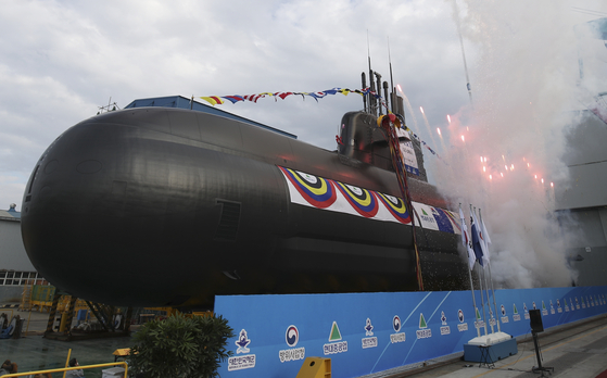The Navy submarine Shin Chae-ho, the latest in the 3,000-ton Jangbogo-III Batch-I vessel class, is launched at the shipyard of Hyundai Heavy Industries in Ulsan, southeastern Korea, on Tuesday afternoon. [NEWS1]