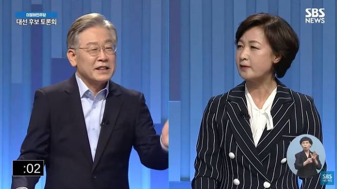 이재명(왼쪽)·추미애 더불어민주당 대선 예비후보가 28일 밤 SBS에서 열린 TV 토론회에서 발언하고 있다.   SBS 화면