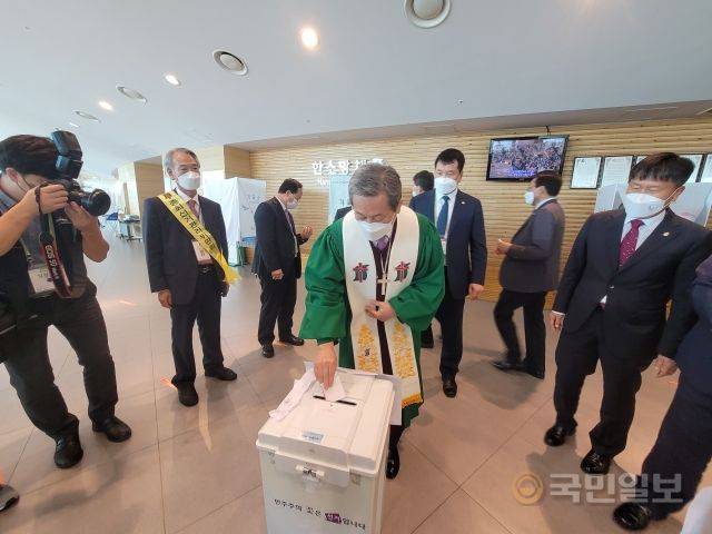 신정호 예장통합 총회장이 28일 경기도 한소망교회에서 목사와 장로 부총회장 선거를 마친 뒤 투표함에 용지를 넣고 있다.