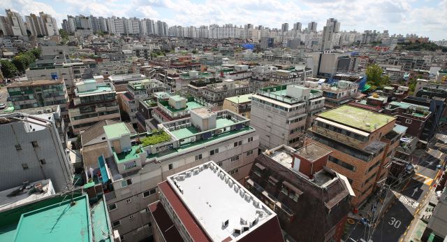 서울 빌라가격이 급격히 올라, 지난 7월 중위가격이 4년 전 아파트 중위가격을 넘어섰다. 사진은 서울 은평구의 빌라촌 모습. 연합뉴스