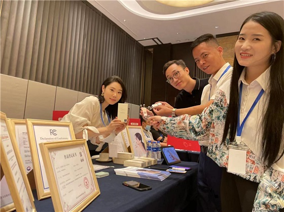 새롬바이오텍  임직원이 '2021 중국(상하이) 한국 우수상품 상담회'에서 자사 홈뷰티 미용기기 '미미봉'을 선보이고 있다/사진제공=새롬바이오텍