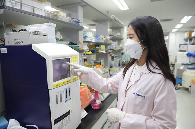 한국생명공학연구원 유전자교정연구센터 연구진이 초소형 유전자가위 관련 연구를 진행하고 있다.[한국생명공학연구원 제공]