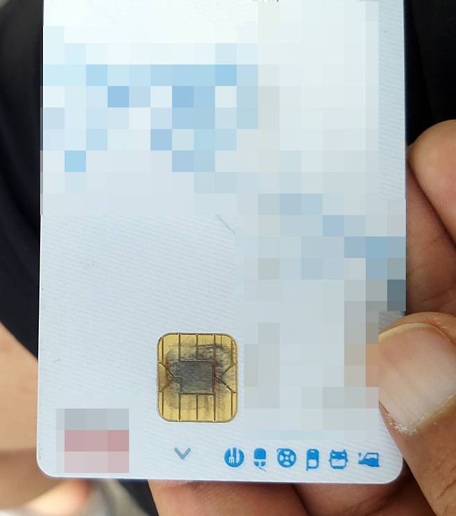 [부산=뉴시스] 배달앱 이용고객의 신용카드 정보를 복제한 뒤 위조한 카드. (사진=부산경찰청 제공) *재판매 및 DB 금지