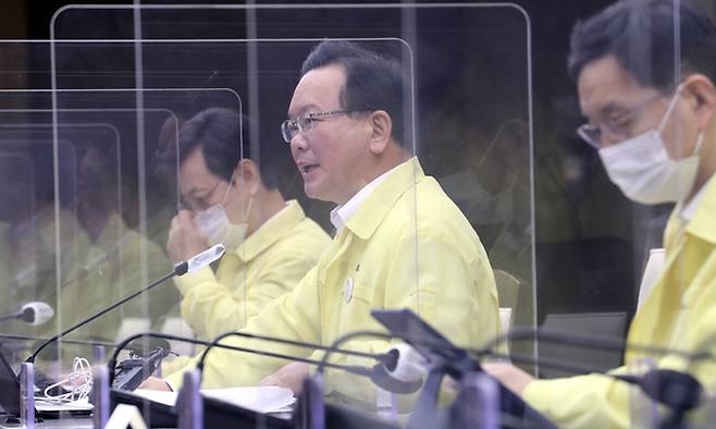 김부겸 국무총리(가운데)가 28일 정부세종청사에서 코로나19 대응 중앙재난안전대책본부 회의를 주재하고 있다. 세종=연합뉴스