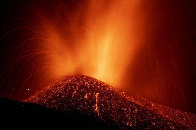 지난 23일 촬영된 라 팔마 화산의 용암. 사진=AP 연합뉴스