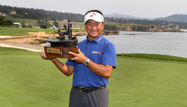 27일(한국 시간) 퓨어 인슈어런스 챔피언십에서 미국프로골프(PGA) 챔피언스 투어 한국인 첫 우승 쾌거를 이룬 최경주가 트로피를 들어 보이며 포즈를 취하고 있다. /AFP연합뉴스