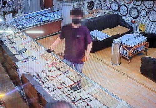 피의자가 위조한 카드를 한 금은방에서 사용하고 있다./부산경찰청 제공