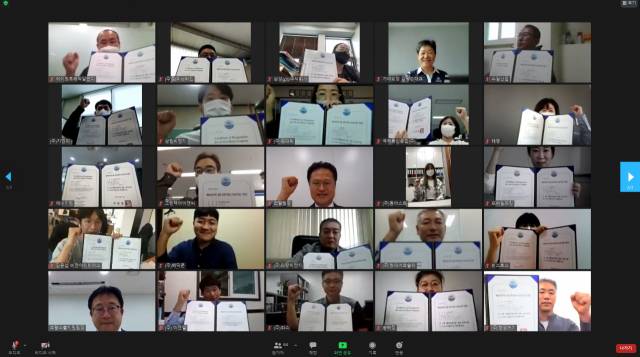 김정우 조달청장이 온라인을 통해 지패스 기업 지정서를 수여한 뒤 지패스 기업 대표들과 화이팅을 외치고 있다. 사진제공=조달청