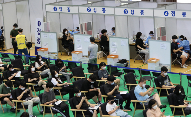 고3 학생들과 교직원들이 지난달 9일 서울 노원구민체육센터 코로나19 백신접종센터에서 백신을 접종하고 있다. /연합뉴스