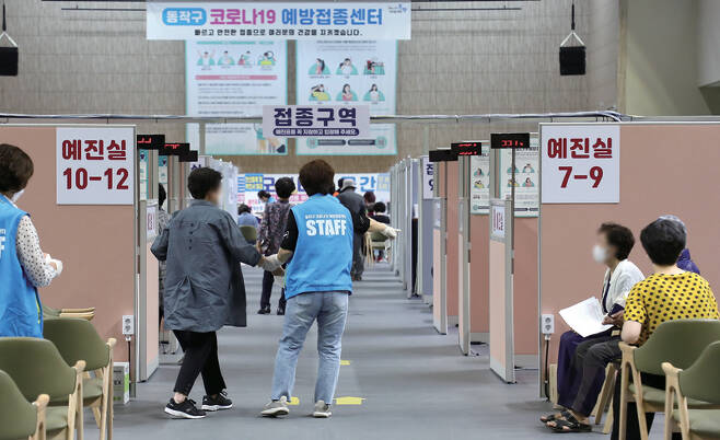 6월8일 서울 동작구 사당종합체육관에 마련된 신종 코로나바이러스 감염증(코로나19) 백신접종센터에서 시민들이 백신 접종을 기다리고 있다.ⓒ시사저널 임준선