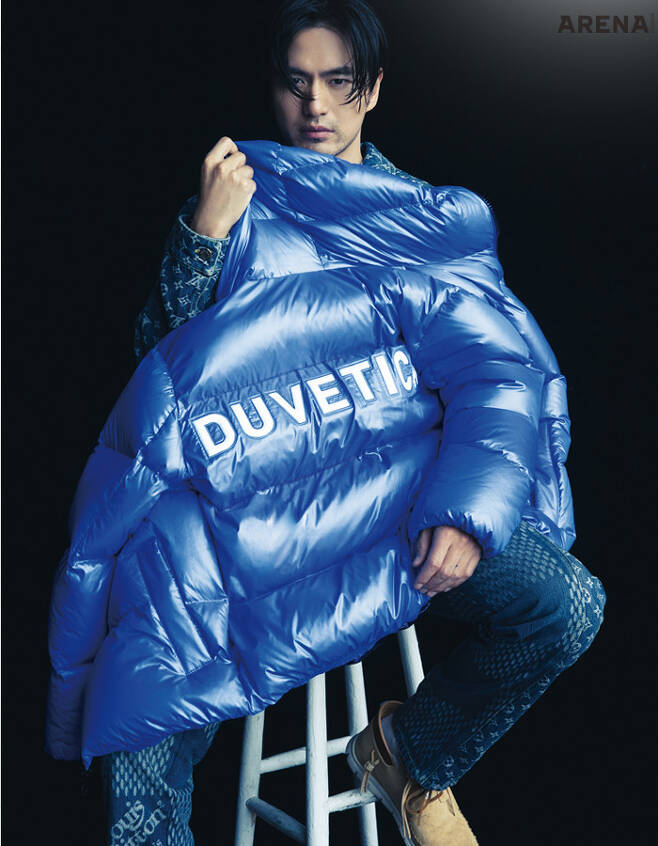 아플리케 로고 포인트가 돋보이는 다운 점퍼 1백39만원 듀베티카 제품.